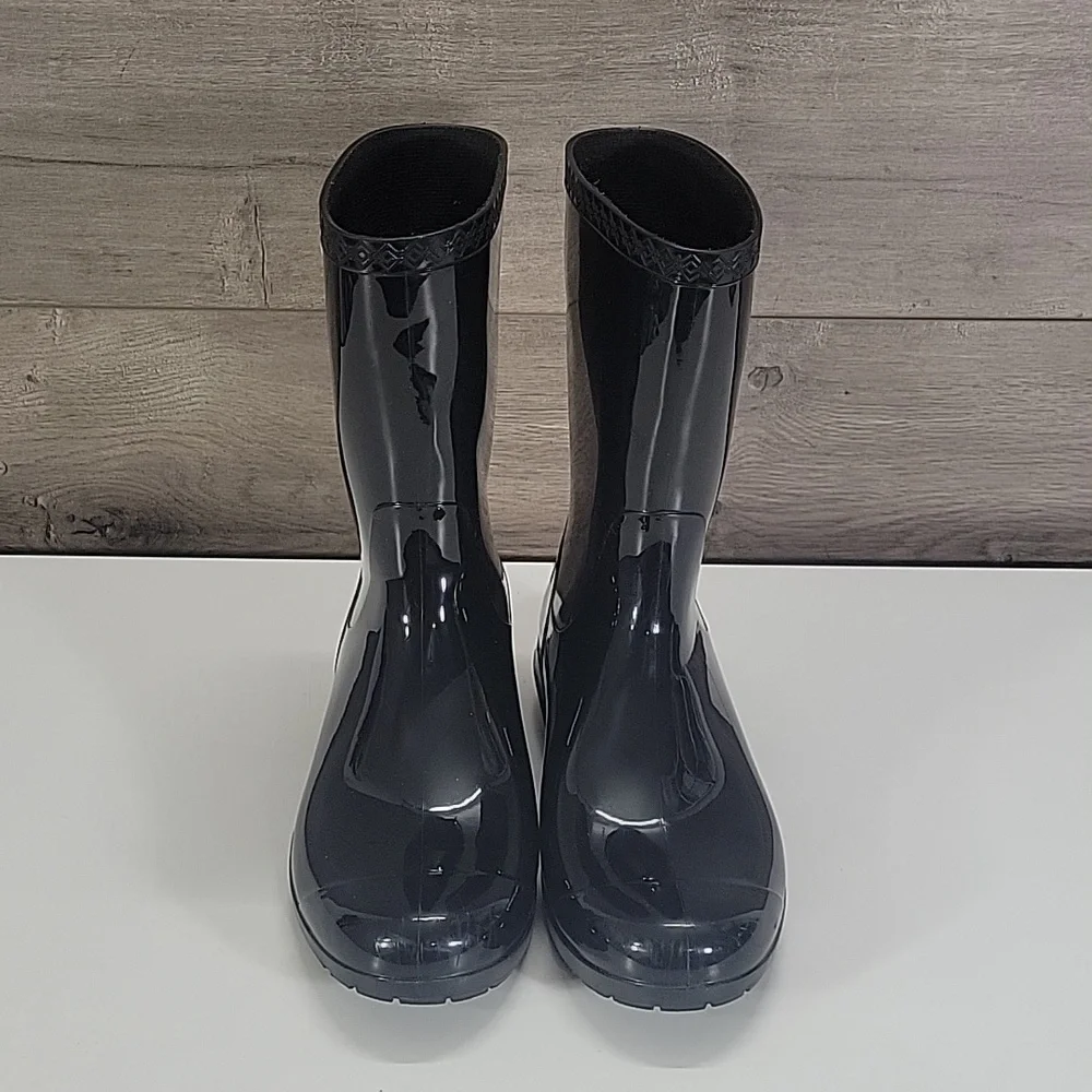 UGG shiny black